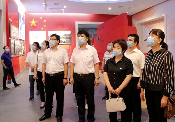 30dc72acc8b64964878ffa4613d58f04.jpg 参观纪念馆2.JPG