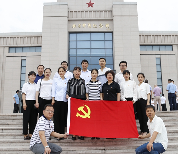 801375af1c3b4a278f82d96d9040fe7d.jpg 扶眉战役纪念馆前合影留念.JPG