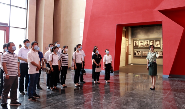 c578bdf61c4842e79ae082fae6f71b58.jpg 参观扶眉战役纪念展馆.JPG