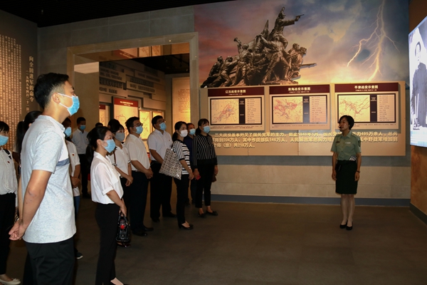 aecb719d744441c2b83f99f439aa0ad6.jpg 参观纪念馆.JPG