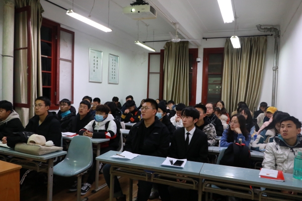 1c83f4e93ded462ab3f4a606119fdf22.jpg 唐宁老师及20级学生干部认真听讲.JPG
