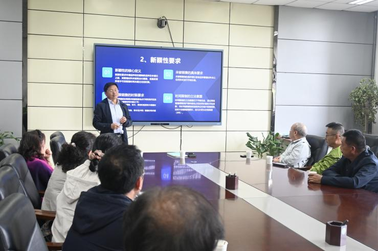 会议现场.png