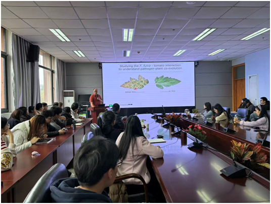 报告会现场.png