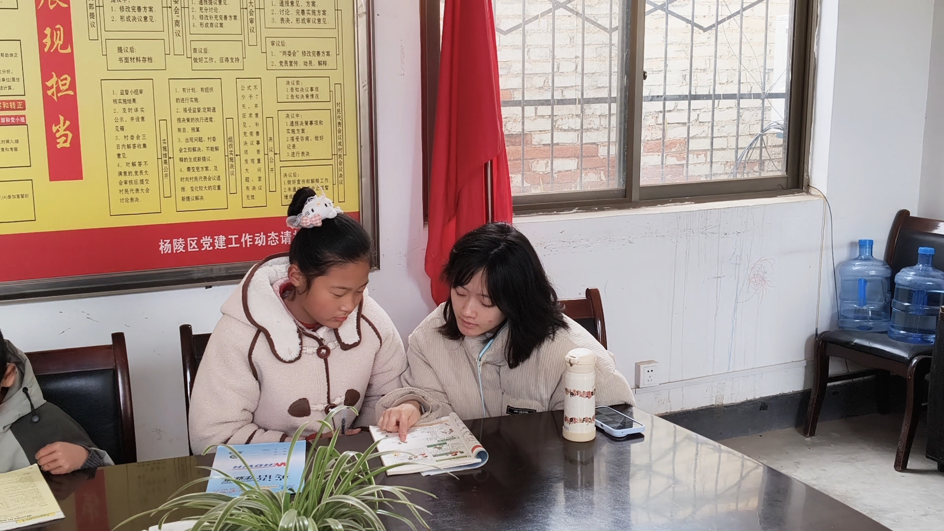 图一 志愿者给孩子辅导(任泽华供图).jpg