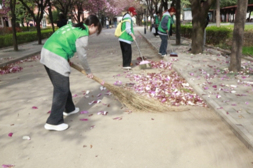 志愿者帮忙清扫场地.jpg