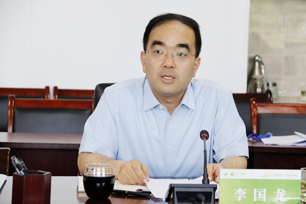 李国龙书记主持会议_副本.jpg