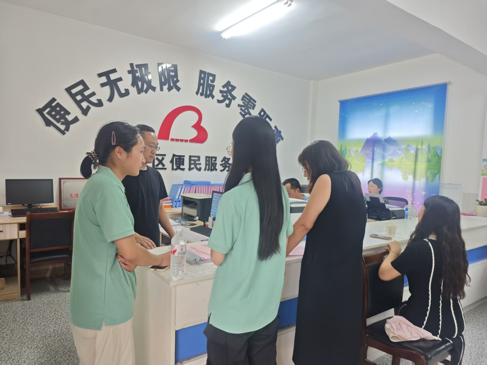 图1 实践团队在丰积社区便民服务中心开展调研访谈.jpg