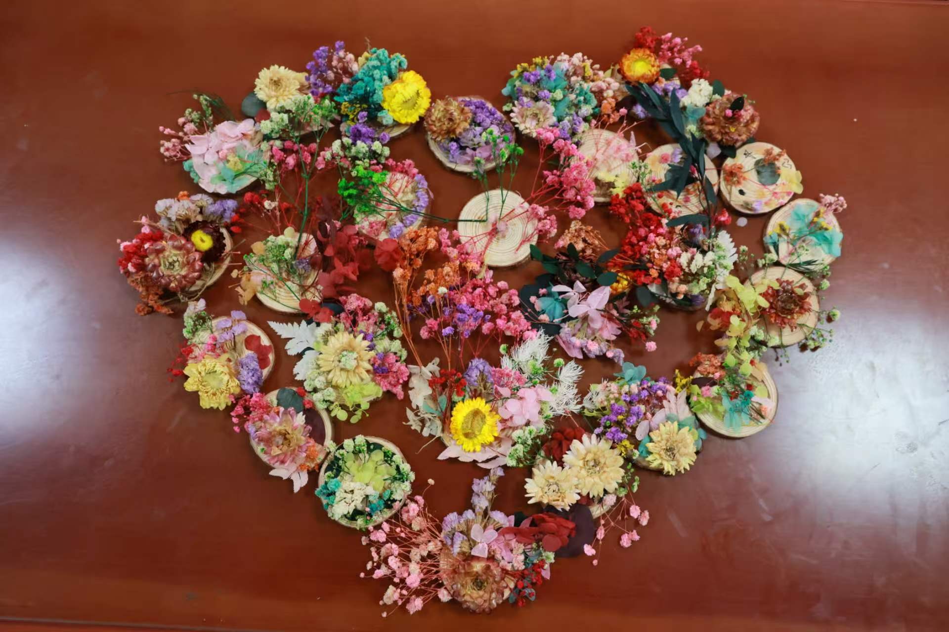 图2 小朋友们的干花制作成果展示.jpg