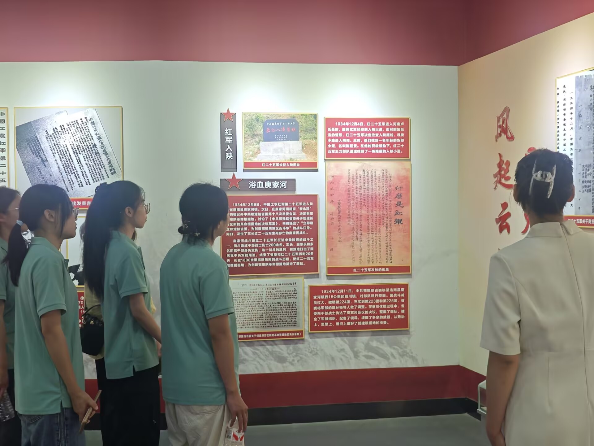 图2 讲解员为实践团讲述红二十五军战斗历程.jpg