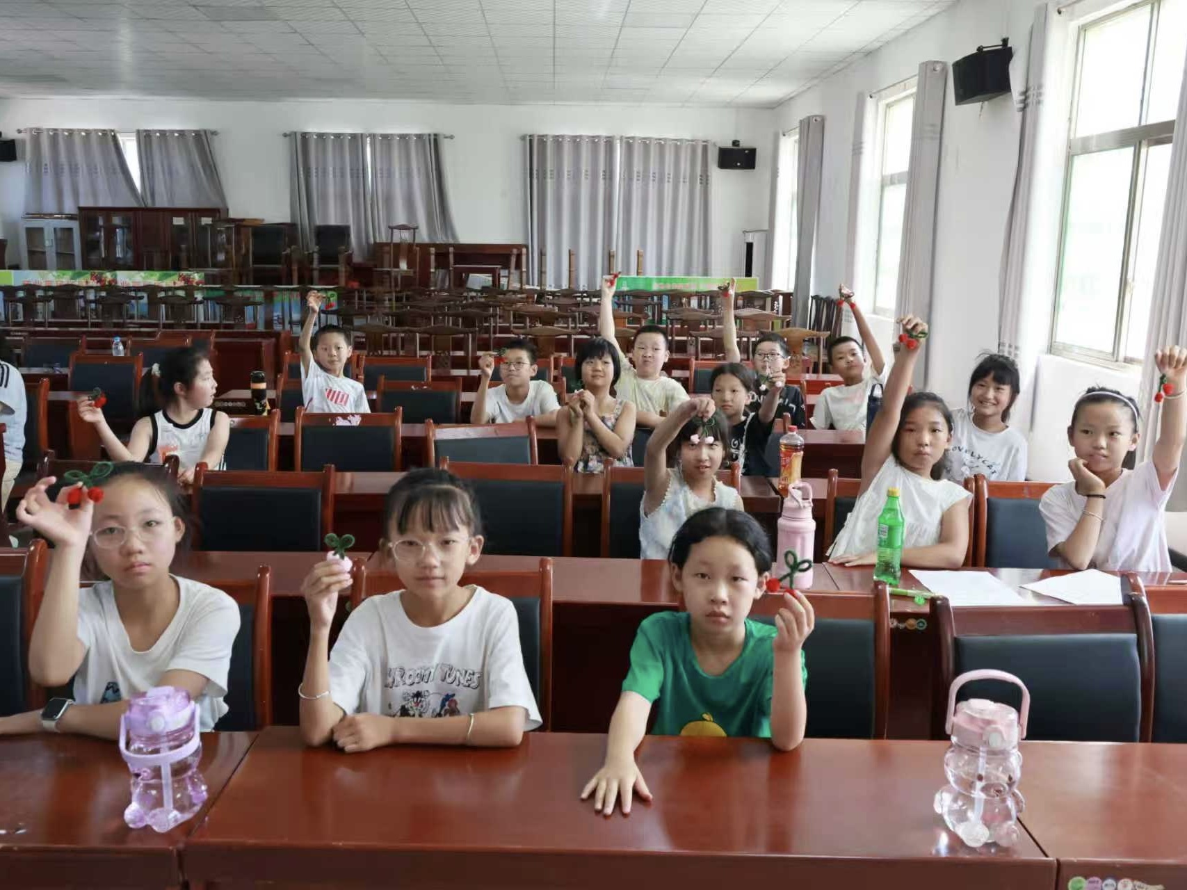 图2 孩子们展示樱桃扭扭棒作品(李通供图).jpg