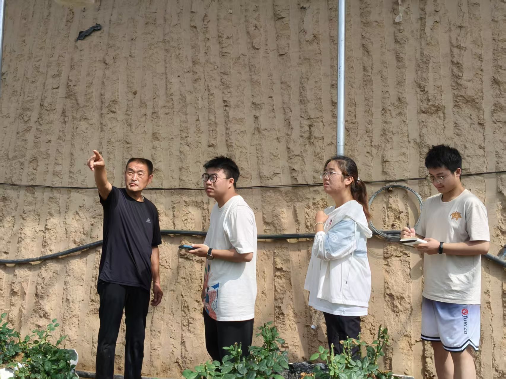 图三:企业生产负责人介绍棚内设备.jpg