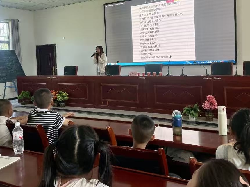 图3 支教团成员教孩子们唱(宋亦甜供图).jpg