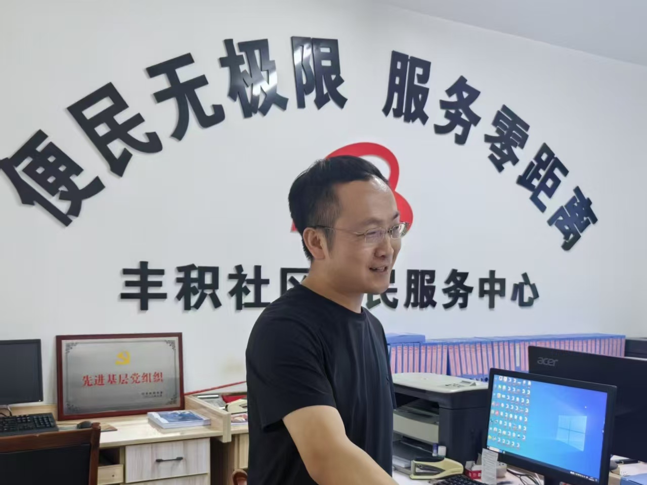 图2 社区干部张正明讲解“移风易俗”治理工作.jpg