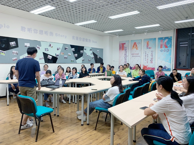 17ff8d1817bf443fbd87ad30240d87a0.jpg 同学们认真聆听1.jpg