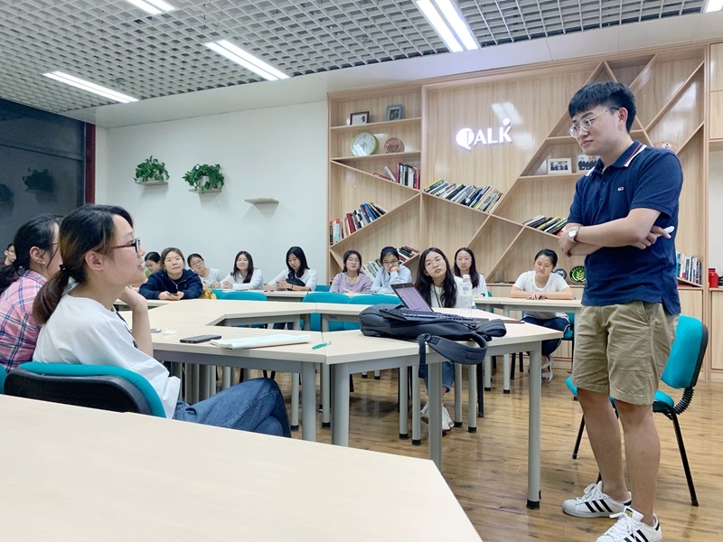 61b3b4b4078141fb86ab20f5d9822774.jpg 张坤与同学们交流保研要点3.jpg