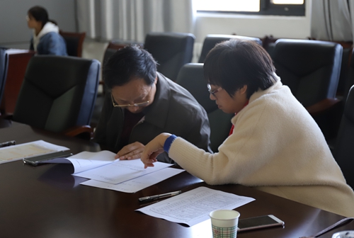老师认真讨论项目情况.JPG