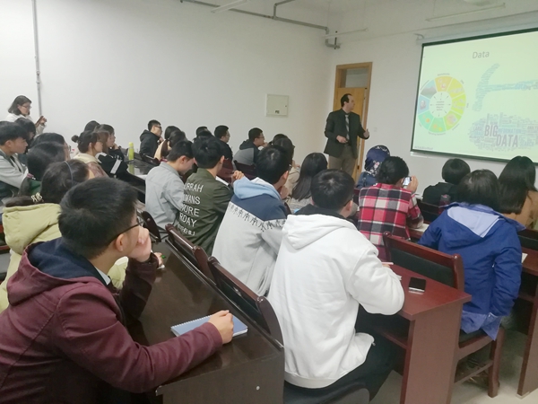 df132849bd1745099721fc74eaeff86b.jpg Ahmed教授做学术报告会.jpg