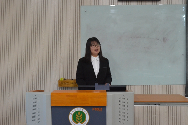 3ee443f8fd5c42e28fbf7bffeab52635.jpg 项目负责人进行答辩2.jpg