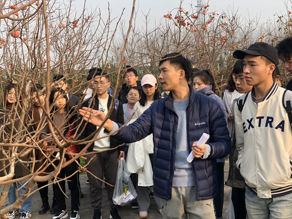 4d5932bf6f0e49df8627ae8a6f76fd3b.jpg 教师给同学们进行前期指导1.jpg