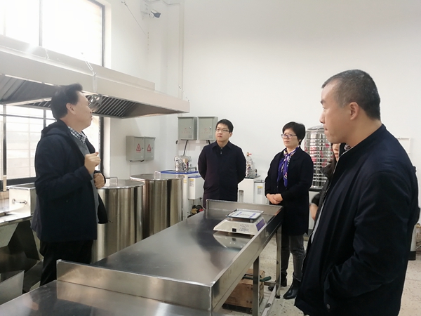 950fb7066d8947be9424866cd1ee00da.jpg 杨院长一行参观毛茶精制加工车间.jpg