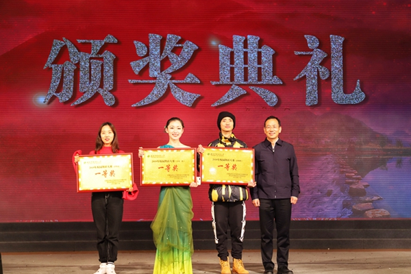 022e32cfba894546b3b821bfdfa47989.jpg 荣获群舞组一等奖2.jpg