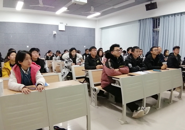 052cdb366fa04b76a270e50049199851.jpg 本科生开展学习1.jpg