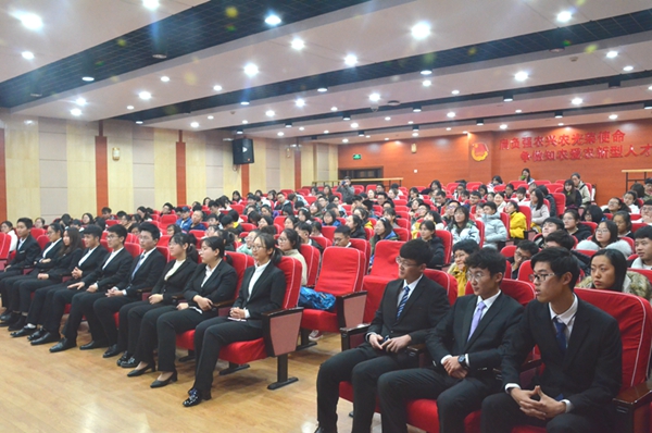 63631fe9d97045d19b43d1351519dc43.jpg 同学们认真聆听1.jpg