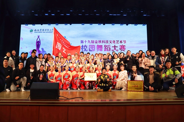 8f7aabd1feb7493996fd37a8c8baee6d.jpg 合影留念1.jpg