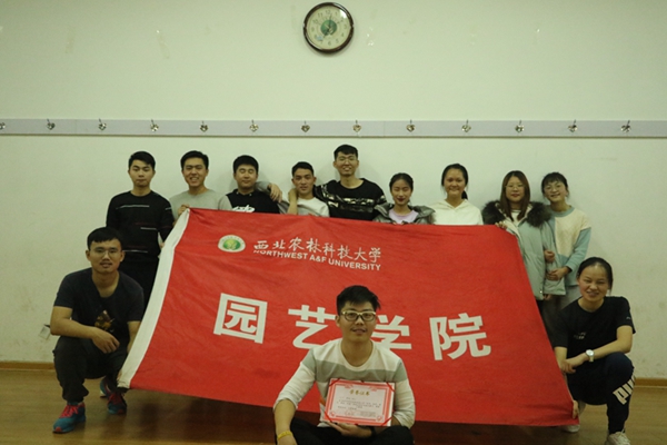 9411e6b3a83649c8b8fd2eeb45700bc5.jpg 园艺学院合影3.jpg