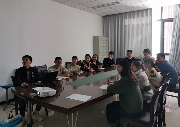 cfd29ff8e00547af9694aa327923fb76.jpg 研究生开展学习3.jpg