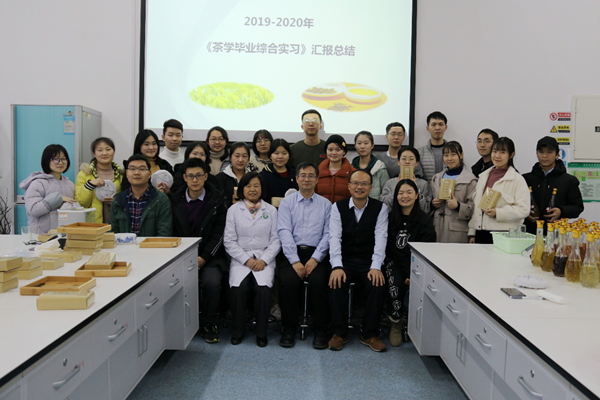 实习学生与评委老师合影.png