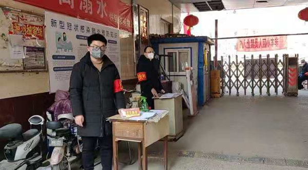 50bd95260bd5456bb21109507ec97f4b.jpg 正在执行小区管控执勤工作的研究生党员史卜航.jpg
