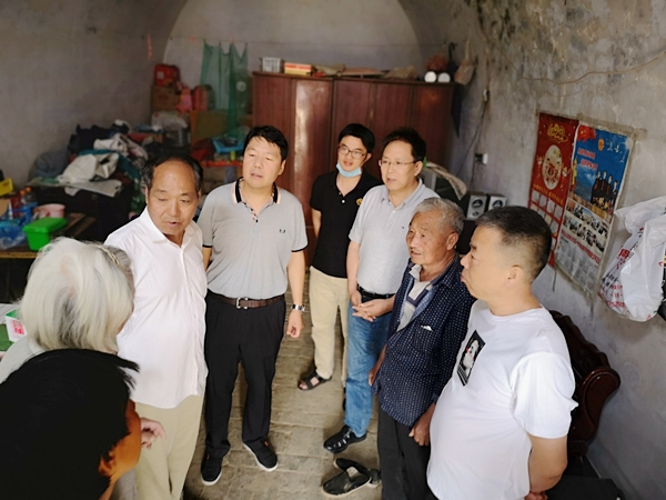 4709cb70458740d187b59af51c909a9b.jpg 看望慰问困难群众.jpg