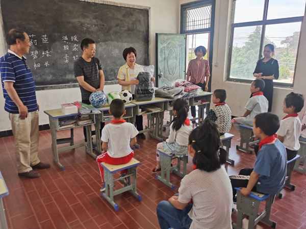 7e5af813bd2a4995827223015207ec43.jpg 李春梅副院长一行慰问雁村小学学生.jpg