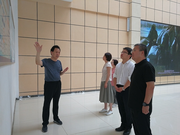 8402416b4001452784a3d2d51f67802c.jpg 冀处长与肖教授.jpg
