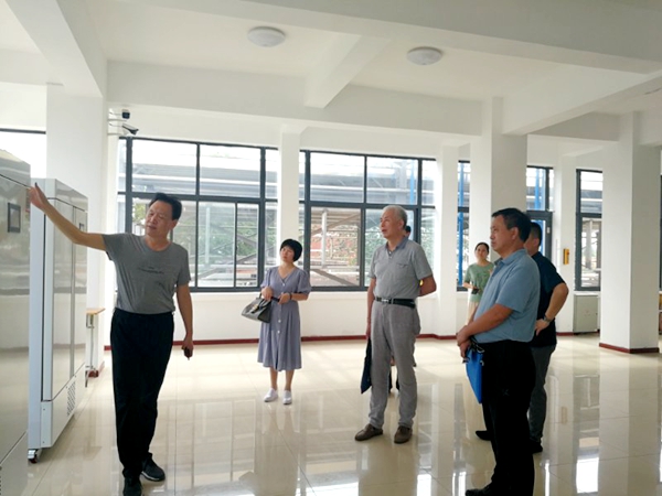 cc65b77b94784f37973dc3ae998847c0.jpg 党主任一行参观茯茶研发中心.jpg