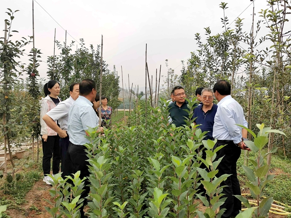 1cbd2e05a3b14090959b9f85fdf96a91.jpg 参观北校区园艺场.jpg