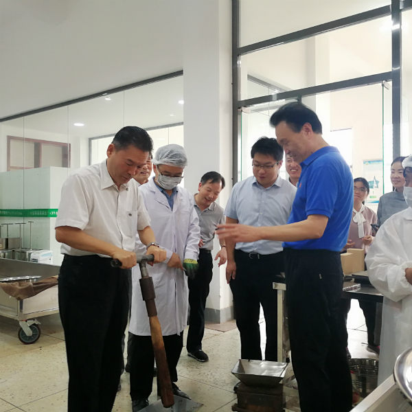 李书记体验手筑茯砖茶工艺_meitu_5.jpg