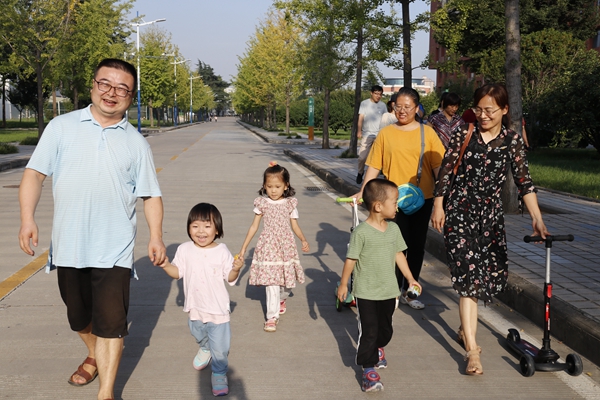 8eb7bf9098e848b28bb78f61860e0b78.jpg 亲子同乐.JPG
