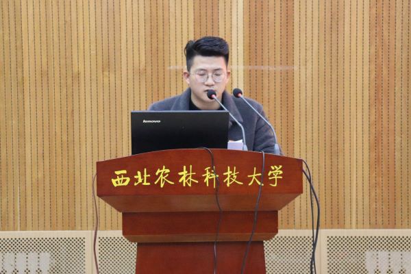 5cac772b012f41d68930d544b9dc1dfa.jpg 蔡雄春老师主持团课改.jpg