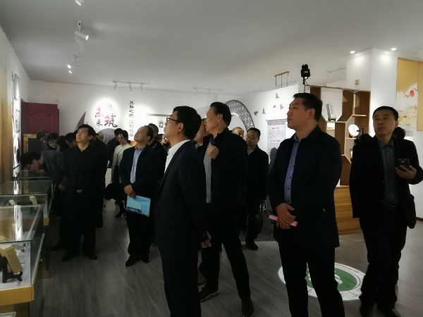 6cc8738303f24d5d9edcdf62646c5e24.jpg 参观展览室_meitu_2.jpg