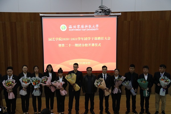 6e0cf305d117442cb031e97c401a46b3.jpg 冯邦书记与往届学生干部合影.JPG