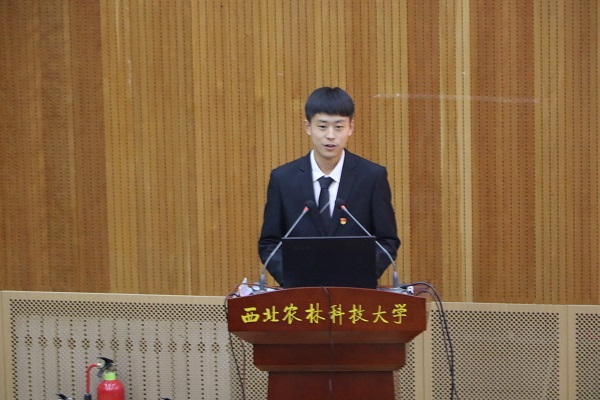 7d38dbb187a446b2a55b4996310e20fb.jpg 预备党员代表马飞发言.JPG