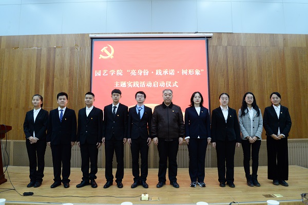 812c52b99b6e401d82842bbd26494e49.jpg 杨振超老师为学生代表佩戴党徽合影.jpg