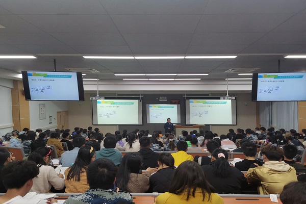 95e10aa2f67a4afaadc6dbe92a6215a4.jpg 报告会现场.jpg