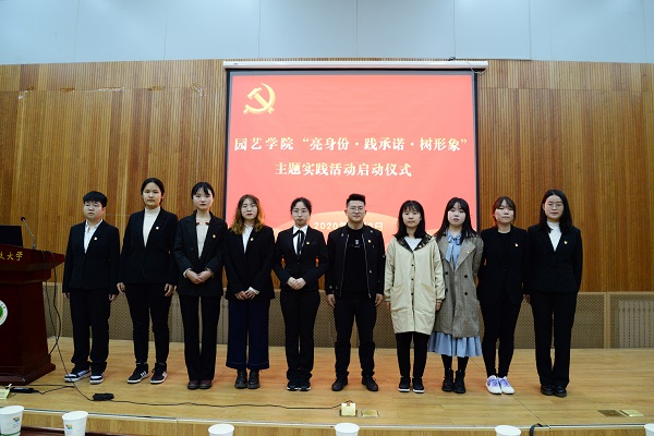 9b82ad1e0c5a4f96916d9f831d3acff4.jpg 蔡雄春老师为学生代表佩戴党徽.jpg