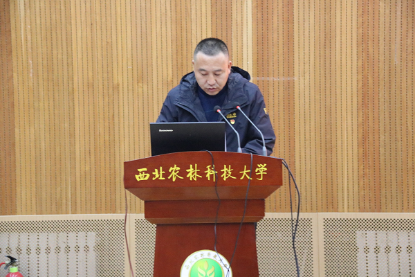 9f5a81c88307405bba9396b2ed548c5b.png 冯邦老师宣读学校文件.png