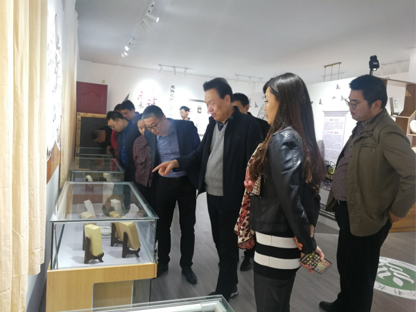 b1070624c91d4047b27c16943eed7f0c.jpg 郑主任一行参观茯茶文化展厅_meitu_1.jpg