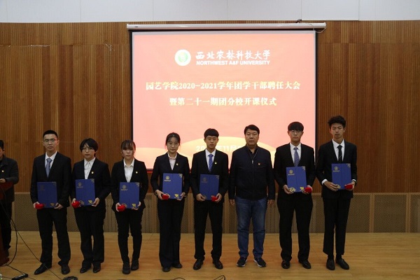 f788f6e35ca14f10aa71c04828bb062c.jpg 王国晖副书记与新任学生会成员合照.jpg