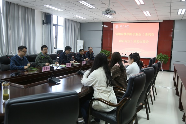 d5858414483a484f88aef190e6c0fb53.jpg 与优秀毕业生座谈交流.JPG